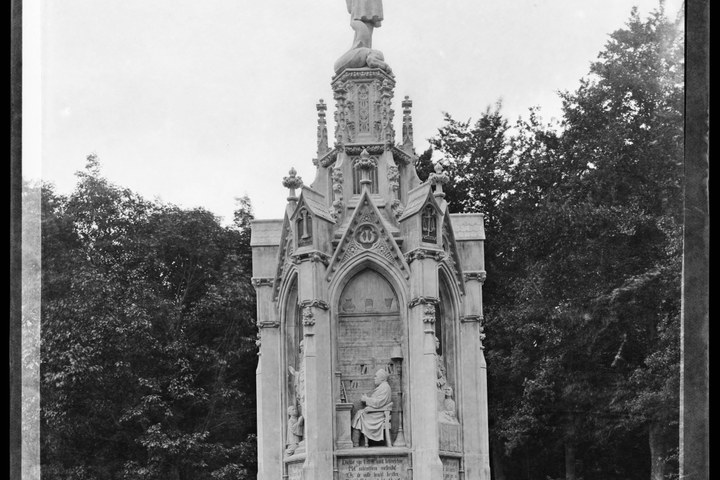 Glasnegatief van foto van producten uit de Cuypers' Kunstwerkplaatsen: "Foto van het Schaepmanmonument te Driebergen-Rijsenburg".