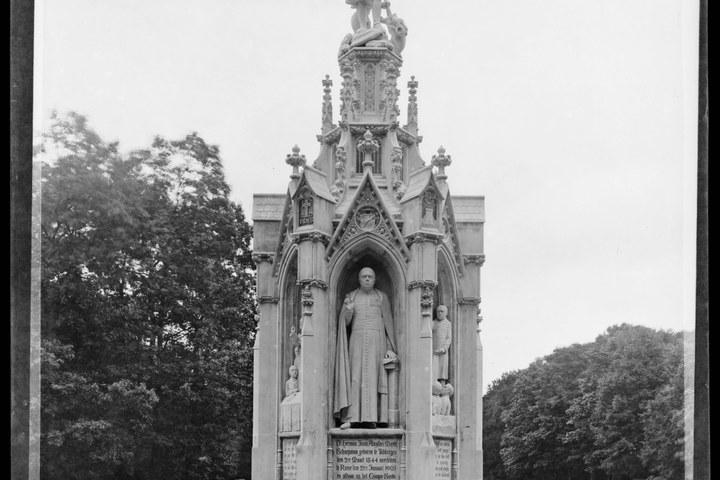 Glasnegatief van foto van producten uit de Cuypers' Kunstwerkplaatsen: "Foto van het Schaepmanmonument te Driebergen-Rijsenburg".