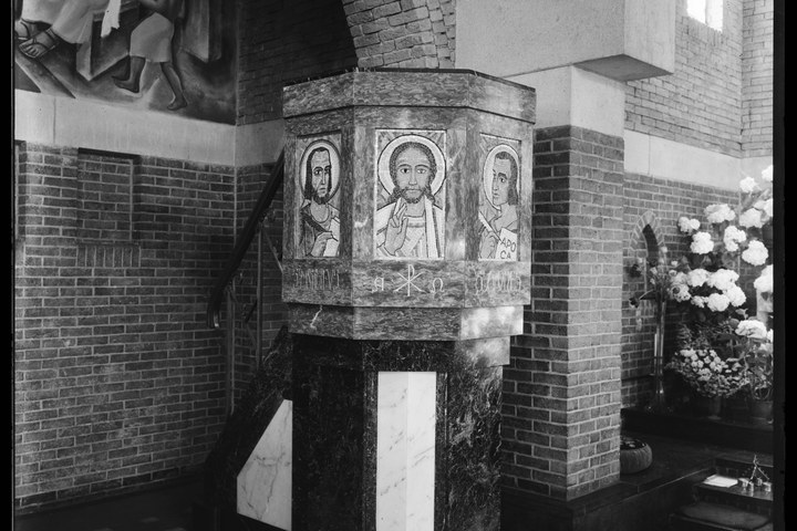 Glasnegatief van foto van producten uit de Cuypers' Kunstwerkplaatsen: "Foto van een preekstoel in een kerk".