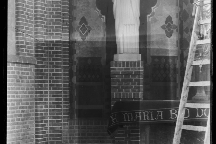 Glasnegatief van foto van producten uit de Cuypers' Kunstwerkplaatsen: "Foto van een Mariabeeld in een kerk".