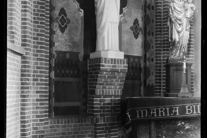 Glasnegatief van foto van producten uit de Cuypers' Kunstwerkplaatsen: "Foto van een Mariabeeld in een kerk".