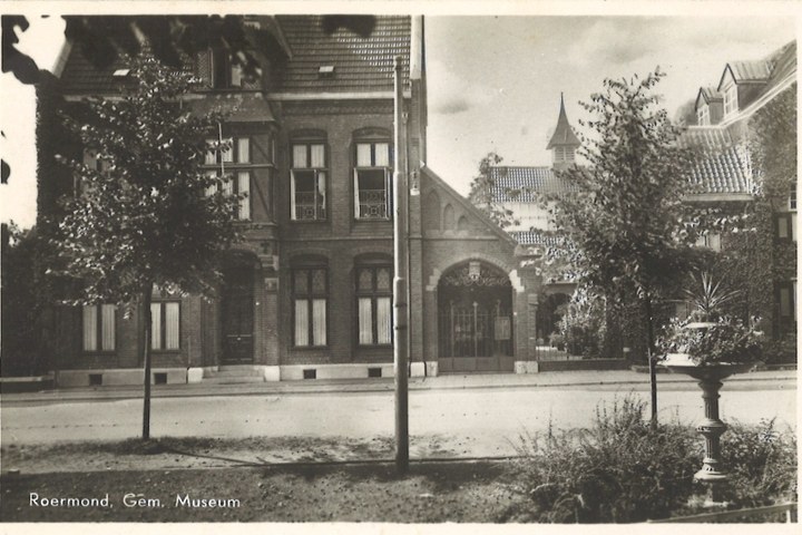 Map met foto's en ansichtkaarten gerelateerd aan het Cuypershuis te Roermond: foto 6693f