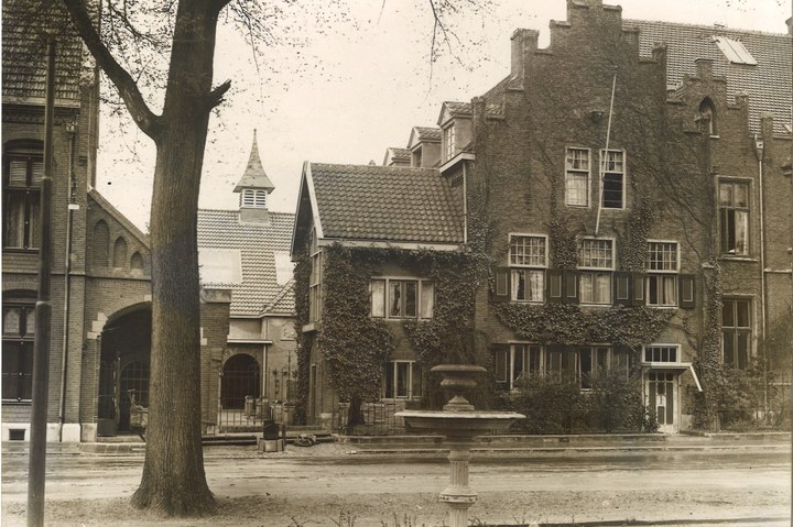 Map met foto's en ansichtkaarten gerelateerd aan het Cuypershuis te Roermond: foto 6693k