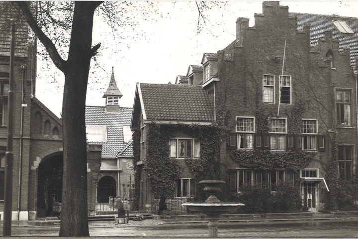 Map met foto's en ansichtkaarten gerelateerd aan het Cuypershuis te Roermond: foto 6693m