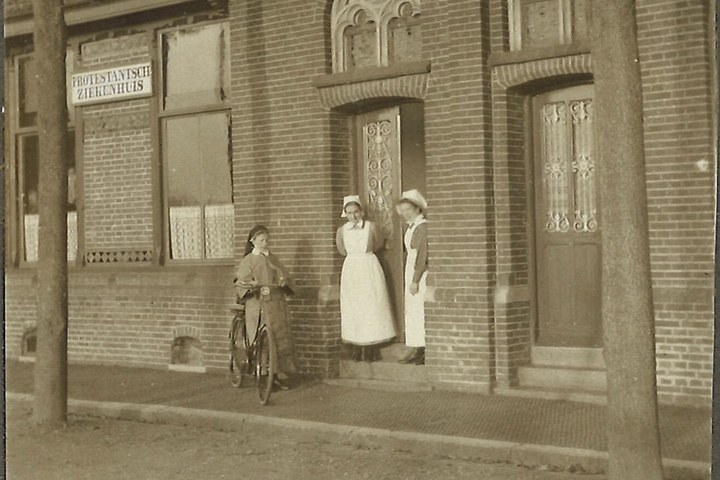 Map met foto's en ansichtkaarten gerelateerd aan het pand Frans Douvenstraat 9 - 11 te Roermond uit de tijd dat dit pand een Protestants Ziekenhuis was. Foto 6694f