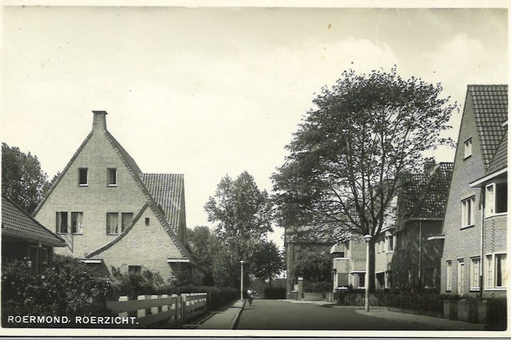 Map met foto's en ansichtkaarten gerelateerd aan het Cuypershuis en omgeving te Roermond. Foto 6695i