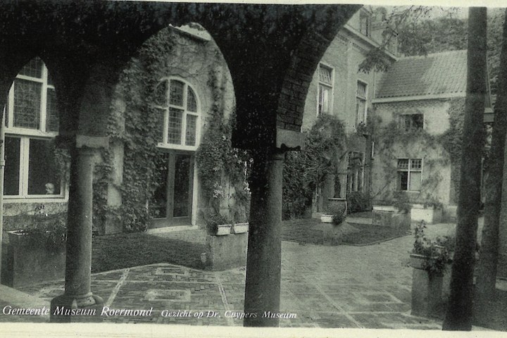 Map met foto's en ansichtkaarten gerelateerd aan het Cuypershuis en omgeving te Roermond