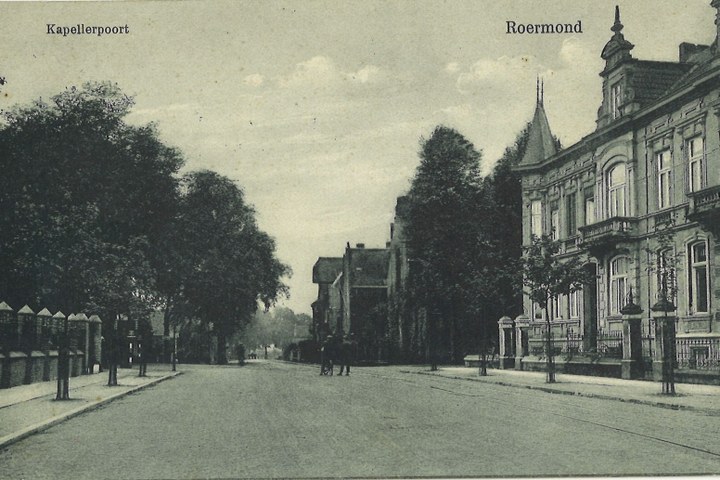 Map met foto's en ansichtkaarten gerelateerd aan het Cuypershuis en omgeving te Roermond en een gedeeltelijke overdruk van een artikel over het Laurentius Ziekenhuis en het Protestants Ziekenhuis